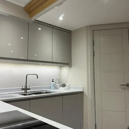 - Cozy Intimate Leeds (West Yorkshire)