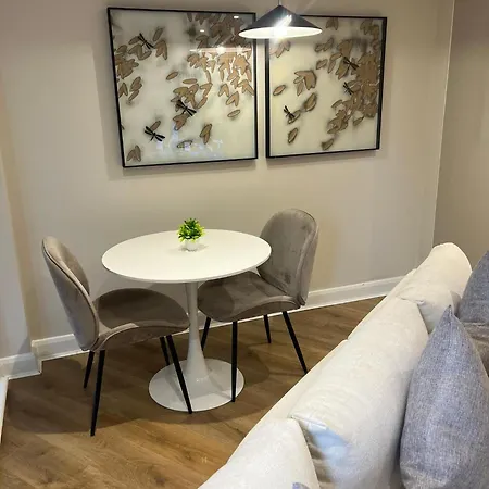 - Cozy Intimate * Leeds (West Yorkshire)