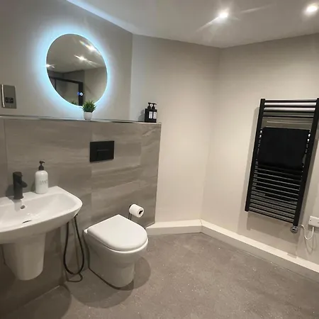 - Cozy Intimate * Leeds (West Yorkshire)